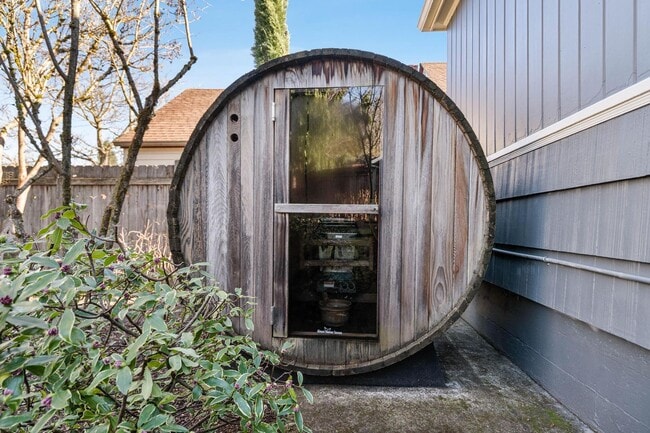 Building Photo - Adorable 2-bdrm/1-bath mid-century modern. Private backyard, sauna, washer/dryer, & more!