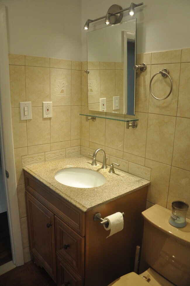 Building Photo - 570 Barrett Ave