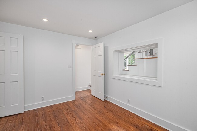 Building Photo - Renovated 2 Bedroom Carriage house off Lafayette Square