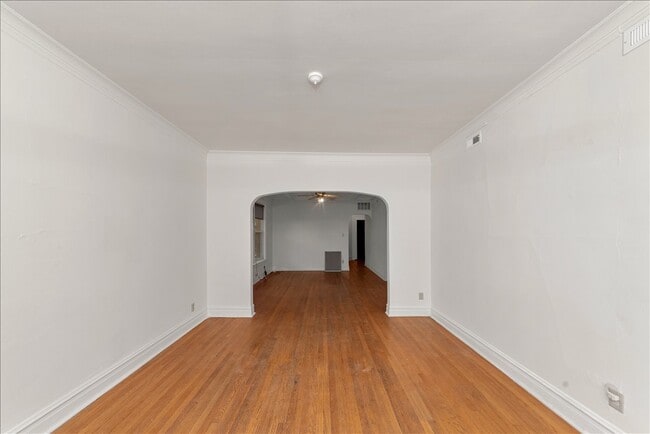 Building Photo - 1353 W Catalpa Ave