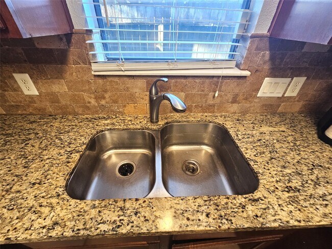 Building Photo - 11710 Southlake Dr