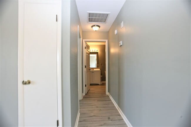 Building Photo - Beautifully updated 1 bedroom apartment within walking distance to the beach!