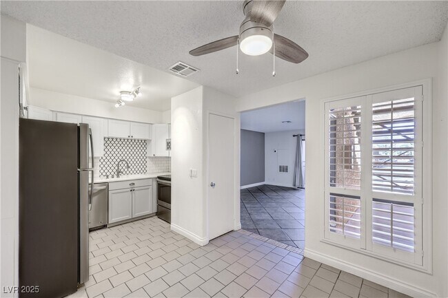 Building Photo - 3151 N Soaring Gulls Dr