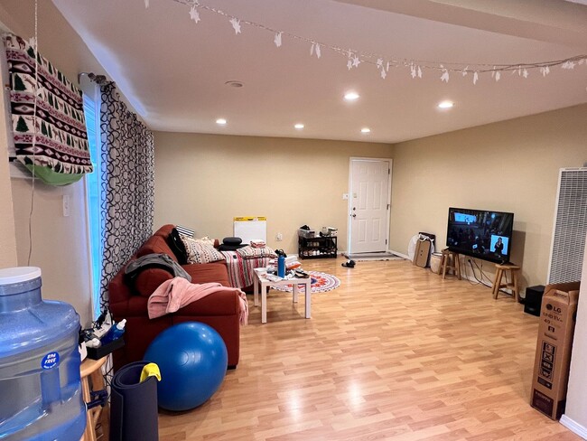 Building Photo - Campbell Duplex: 2 BR 1 BA with Garage & W...