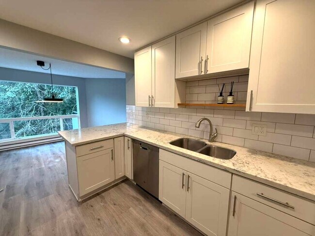 Building Photo - 3 Bedroom 2 Bathroom Plus Parking and Storage!