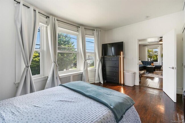 Building Photo - 1 Bayview Ave