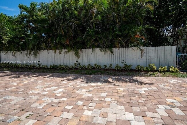 Building Photo - 2305 Tamarind Dr