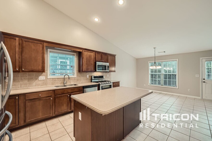 Building Photo - 641 Rock Elm Dr