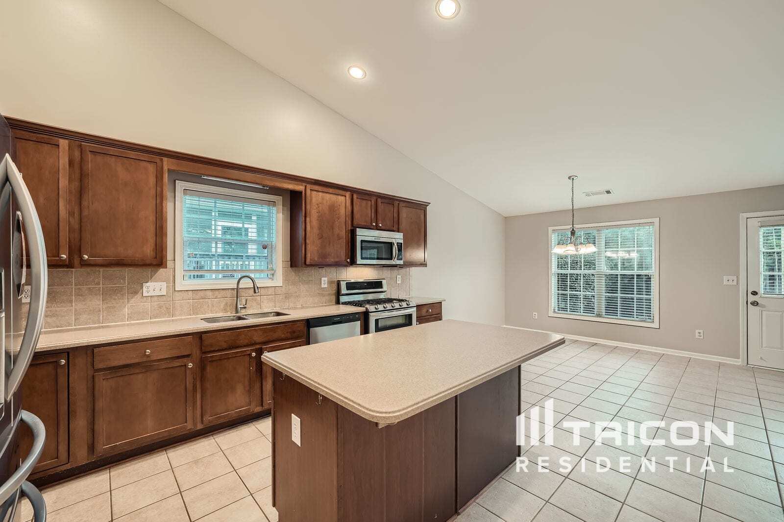 Building Photo - 641 Rock Elm Dr