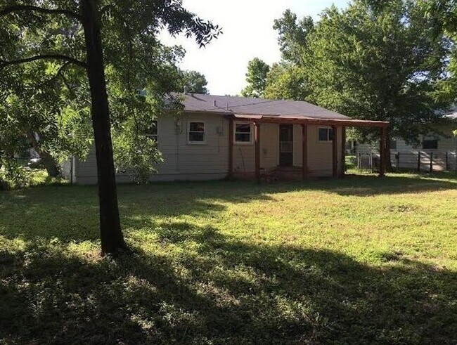Building Photo - Cute 3-bedroom home! HOUSING ACCEPTED!