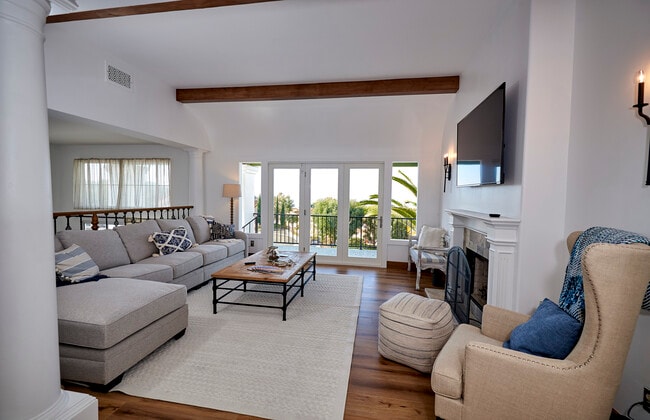 Building Photo - 7080 Via del Mar