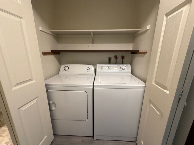 Building Photo - Ground-Level 1 Bedroom with In-Unit Laundry & A/C in Spokane!