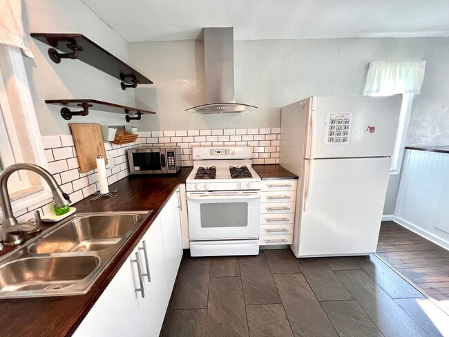 Building Photo - Brentwood - Stunning 3 Bedroom 2 Bathroom ...