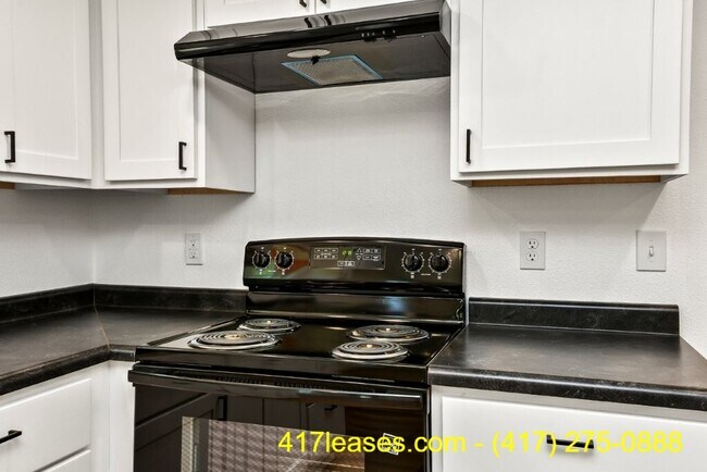 Building Photo - 2518 N Weller Ave