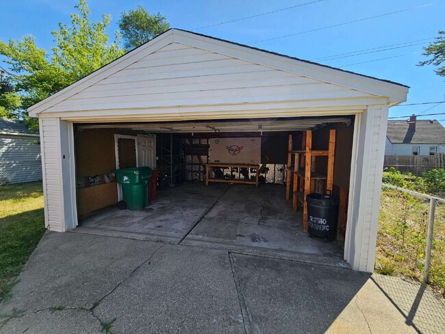 Building Photo - 3-Bedroom Brick Ranch, Hardwood Floors, Large Kitchen, Big Basement & 2-Car Garage