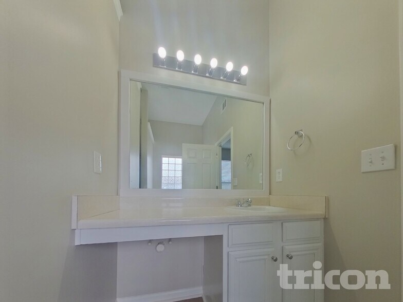 Building Photo - 4928 Bryant Dr