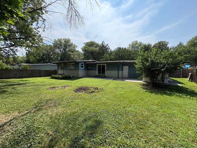 Building Photo - Spacious Home with Attached Garage & Fenced Backyard