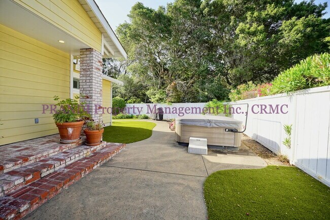 Building Photo - Country Club Home on Corner Lot, All One L...