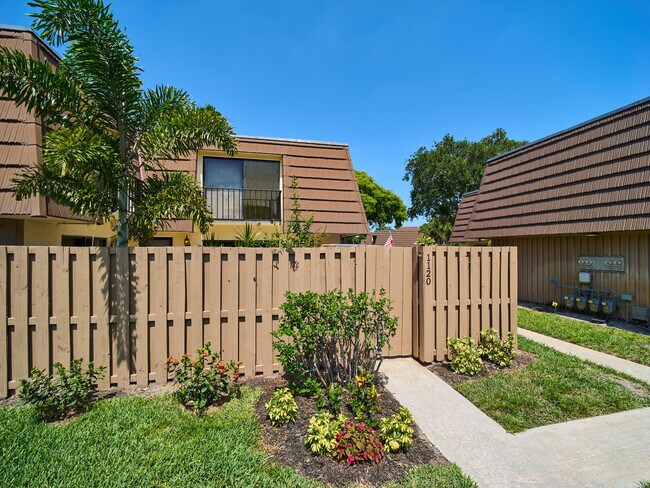 Building Photo - 1120 11th Ct