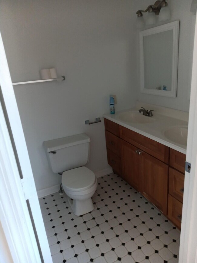 Building Photo - 925 Magnolia St SE