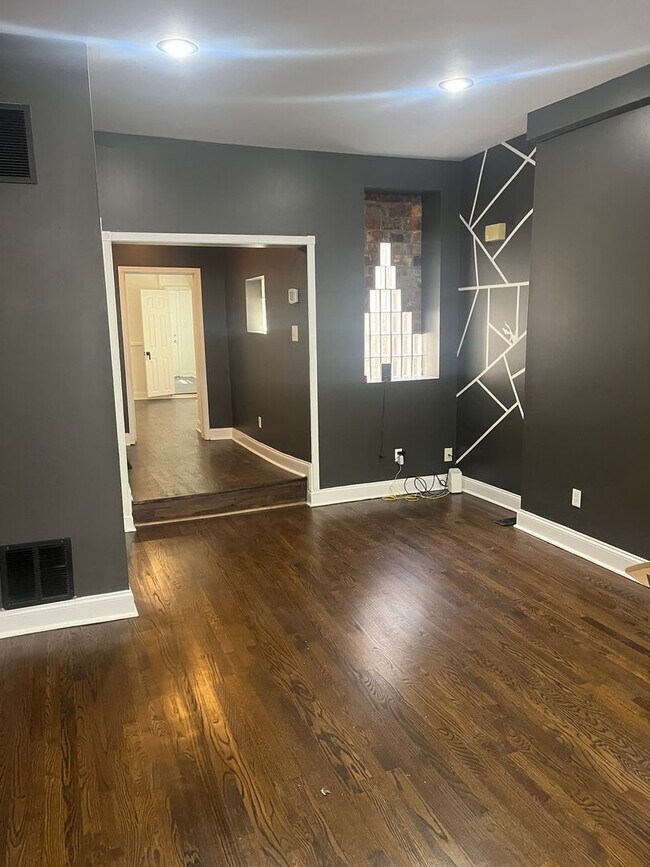 Building Photo - Newly Renovated 1 Bedroom, 1 Bath Apartmen...