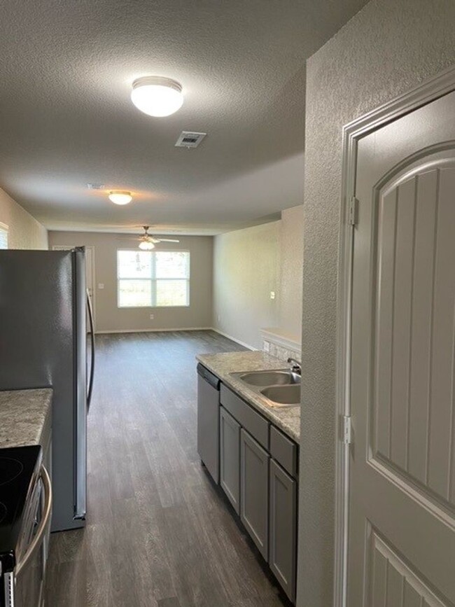 Building Photo - *Pre-leasing* Three Bedroom | Two Bath Hom...