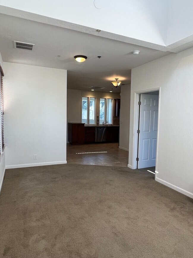 Building Photo - 609 Pacific Ave