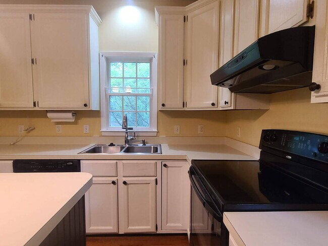 Building Photo - 4 BR, 2.5 BA Colonial with Attached Garage
