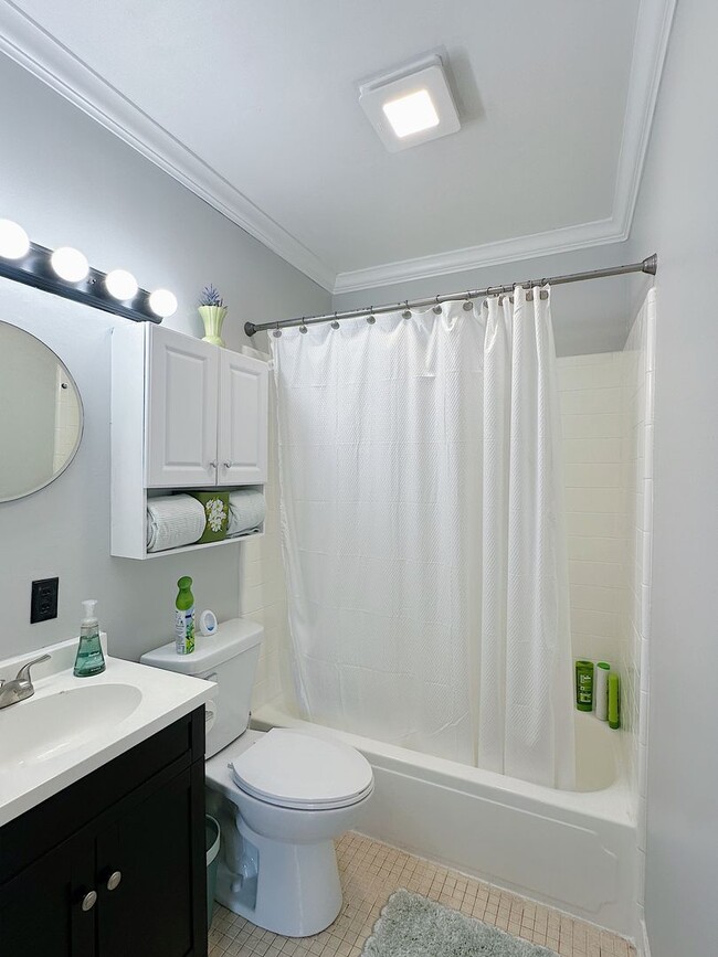 Building Photo - Charming Furnished 3BR/2BA Duplex in Histo...