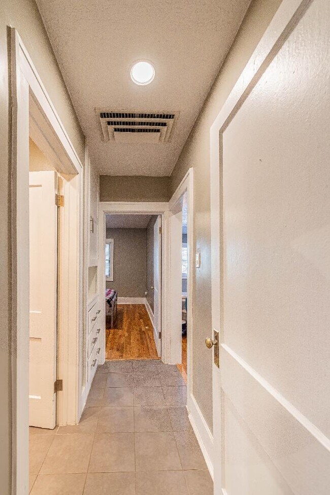 Building Photo - 722 Marquette Ave NW