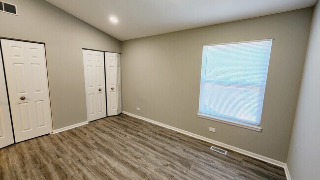 Building Photo - 725 Shady Oaks Ct