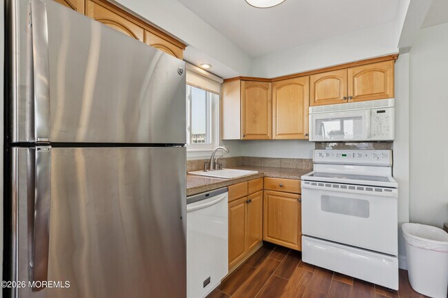 Building Photo - 1382 Ocean Ave