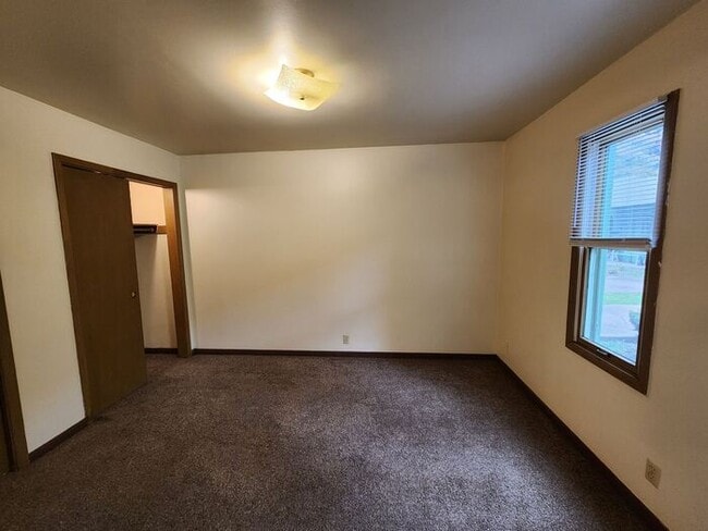 Building Photo - Downtown 1 bedroom Courtyard Apartment *Tenant Pays Electric ONLY!*