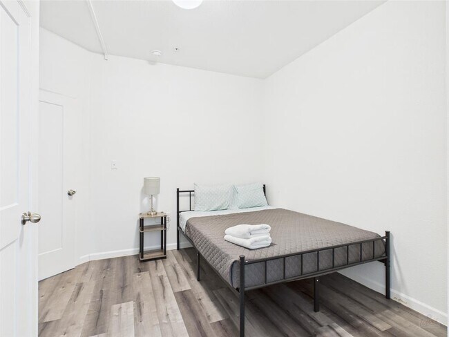 Building Photo - 911 W 22nd St