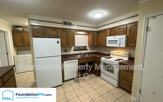 Building Photo - 2621 Derbyshire Ave