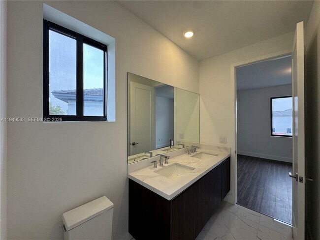 Building Photo - 19670 NE 14th Ct