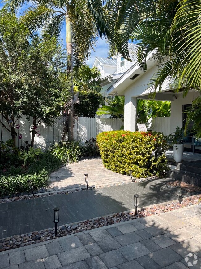 Building Photo - Gorgeous Home, perfect for entertaining.