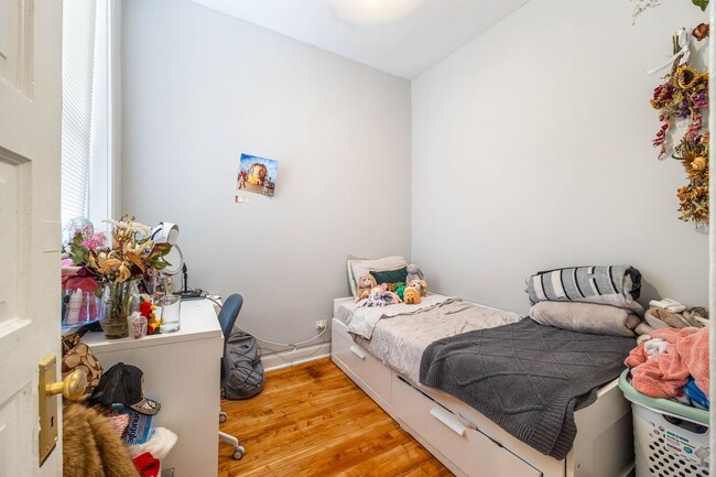 Building Photo - 928 S Claremont Ave