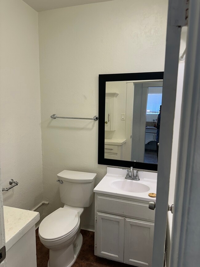 Building Photo - 125 E 16th St