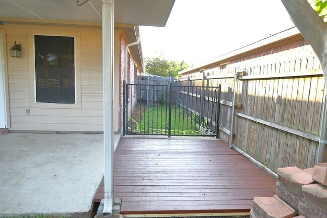 Building Photo - 2900 Bluffs Ct