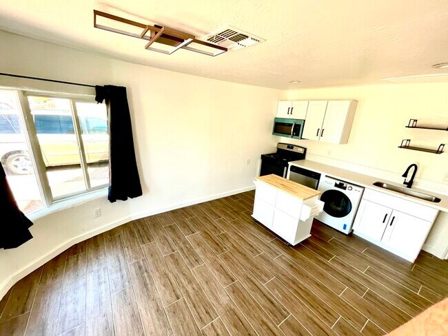 Building Photo - Renovated in the heart of Roosevelt Distri...
