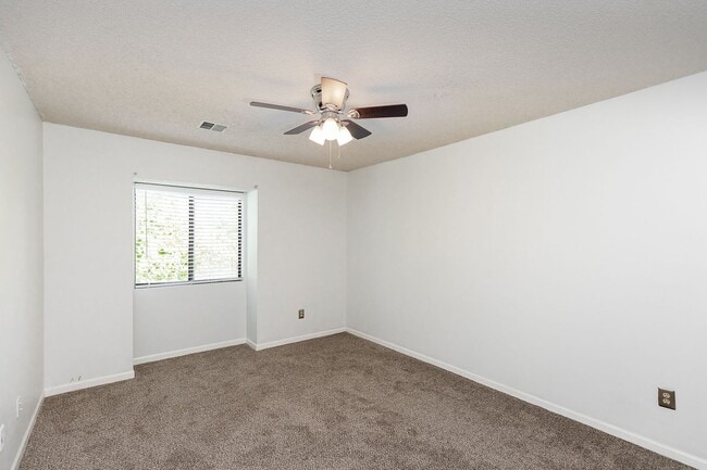 Building Photo - Shawnee Condo all redone close to Shops an...