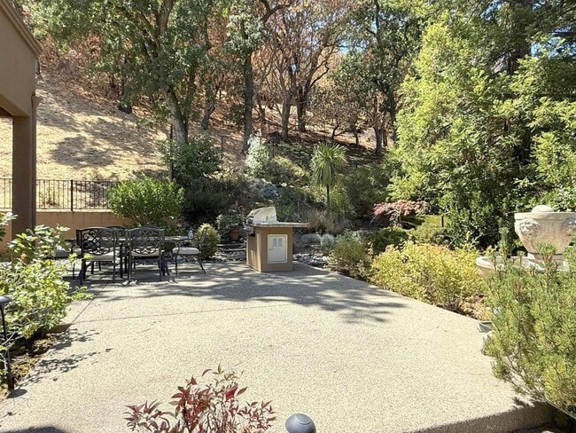 Building Photo - Westside Alamo Custom Estate With Beautifu...