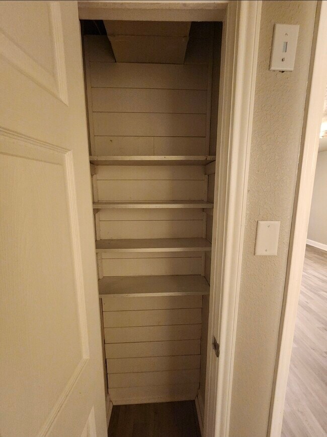 Building Photo - Take a look inside! 4 bed 2 bath with 3 car garage