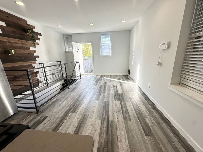 Building Photo - Renovated Spacious Apartment with fenced y...