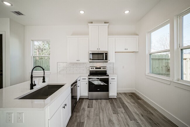 Building Photo - 8409 Schneider St