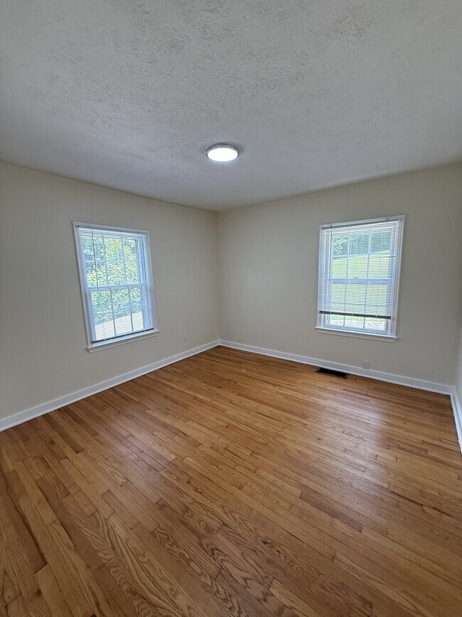 Building Photo - 312 N Chilhowee Dr