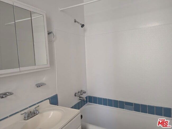 Building Photo - 634 S Gramercy Pl