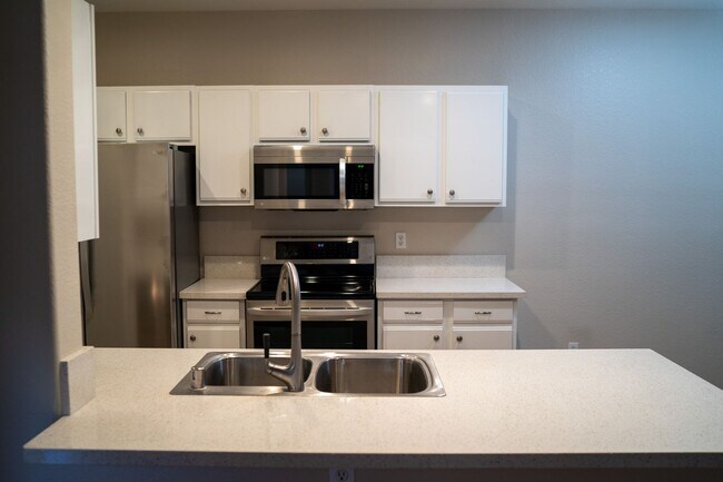 Building Photo - Ground floor spacious 2 Bedroom Condo near pool and gym