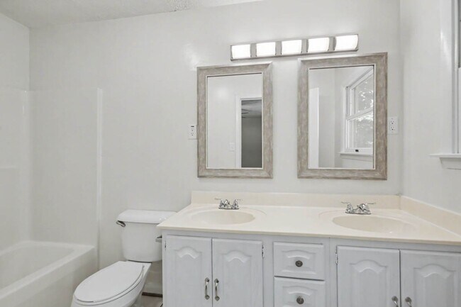 Building Photo - 151 Country Club Dr